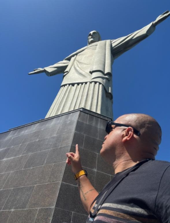 Eduardo apontando para o Cristo Redentor, no Corcovado, Rio de Janeiro